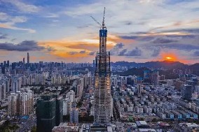 旭東圍擋廠家祝賀，深圳又一高樓388米 順利封頂 ！
